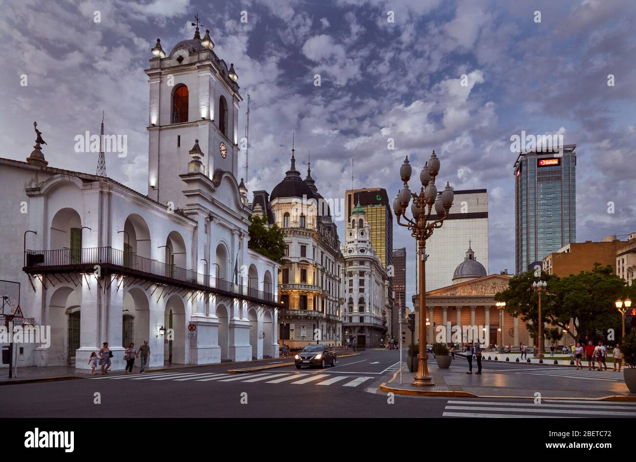 Plaza de Mayo (Piazza di maggio) e l'edificio cabildo, al tramonto. Buenos Aires, Argentina Foto Stock