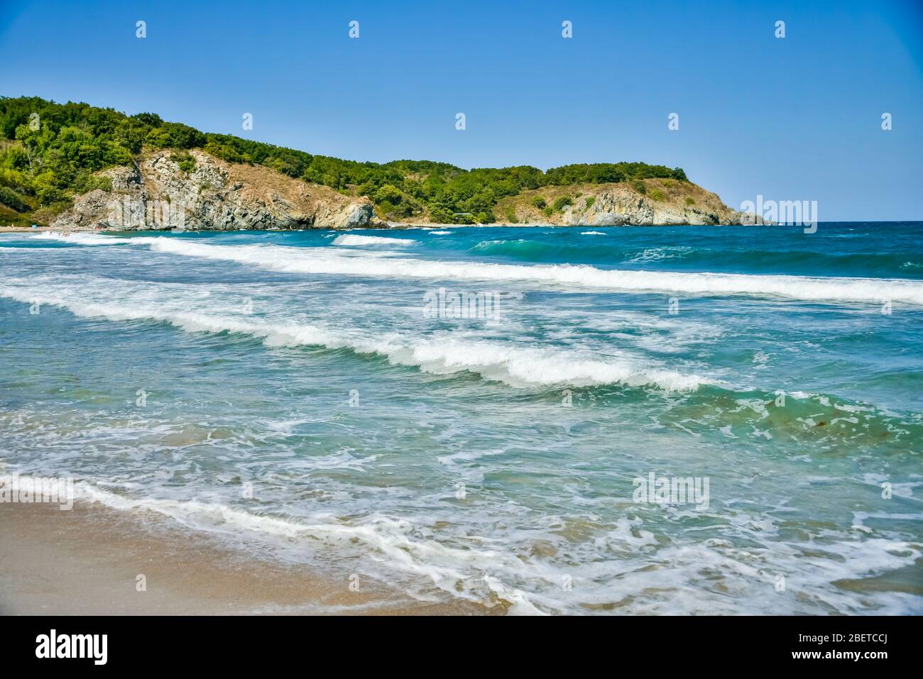 Onde e sabbia soffice sulla spiaggia più bella della costa meridionale del Mar Nero a Silistar, Rezovo, Bulgaria Foto Stock