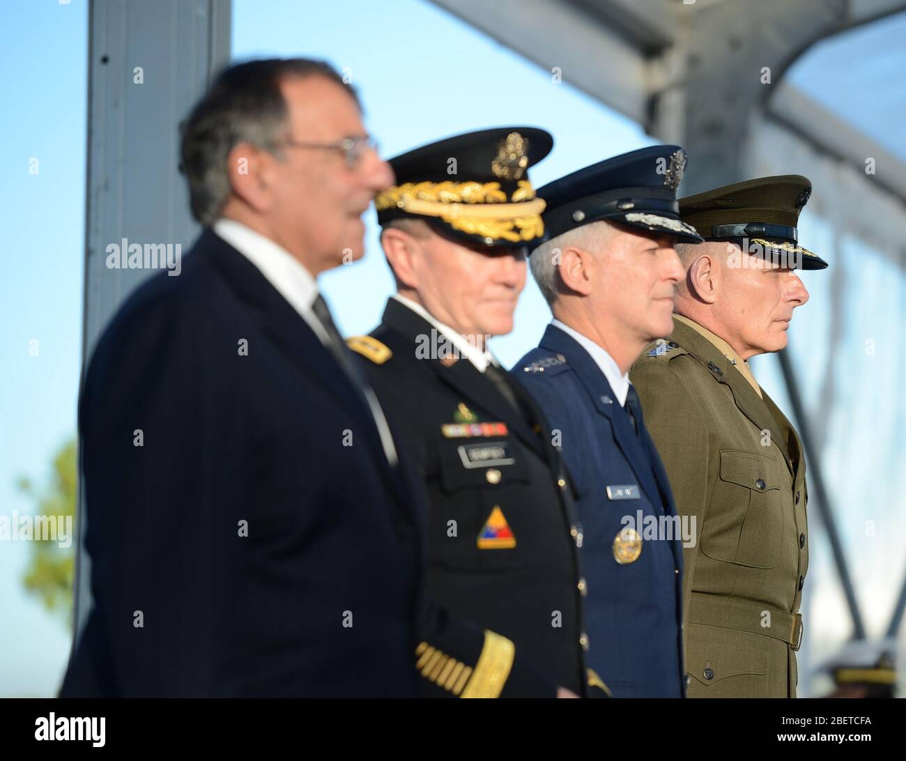 MIAMI, FL - NOVEMBRE 19: Sec di Difesa Leon Panetta, General Martin E. Dempsey Presidente, Joint Chiefs of staff, General Douglas M. Fraser USAF e in Foto Stock