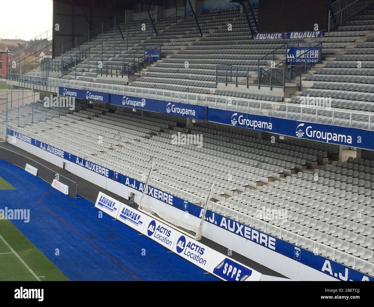 Auxerre , Bourgogne Franche Comte / Francia - 10 27 2019 : a.j. auxerre  bianco posto a sedere stadio blu Foto stock - Alamy