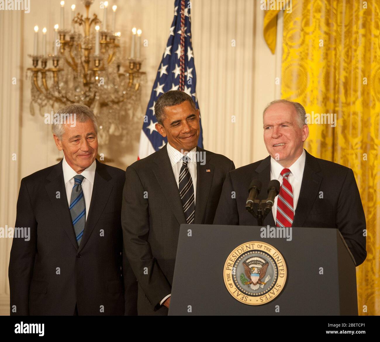 WASHINGTON DC - GENNAIO 7: Il Presidente Obama condivide una risata con il candidato di sec of Defense, il Senatore Chuck Hagel (a sinistra) e l'uscente sec of Defense, Leon Pa Foto Stock