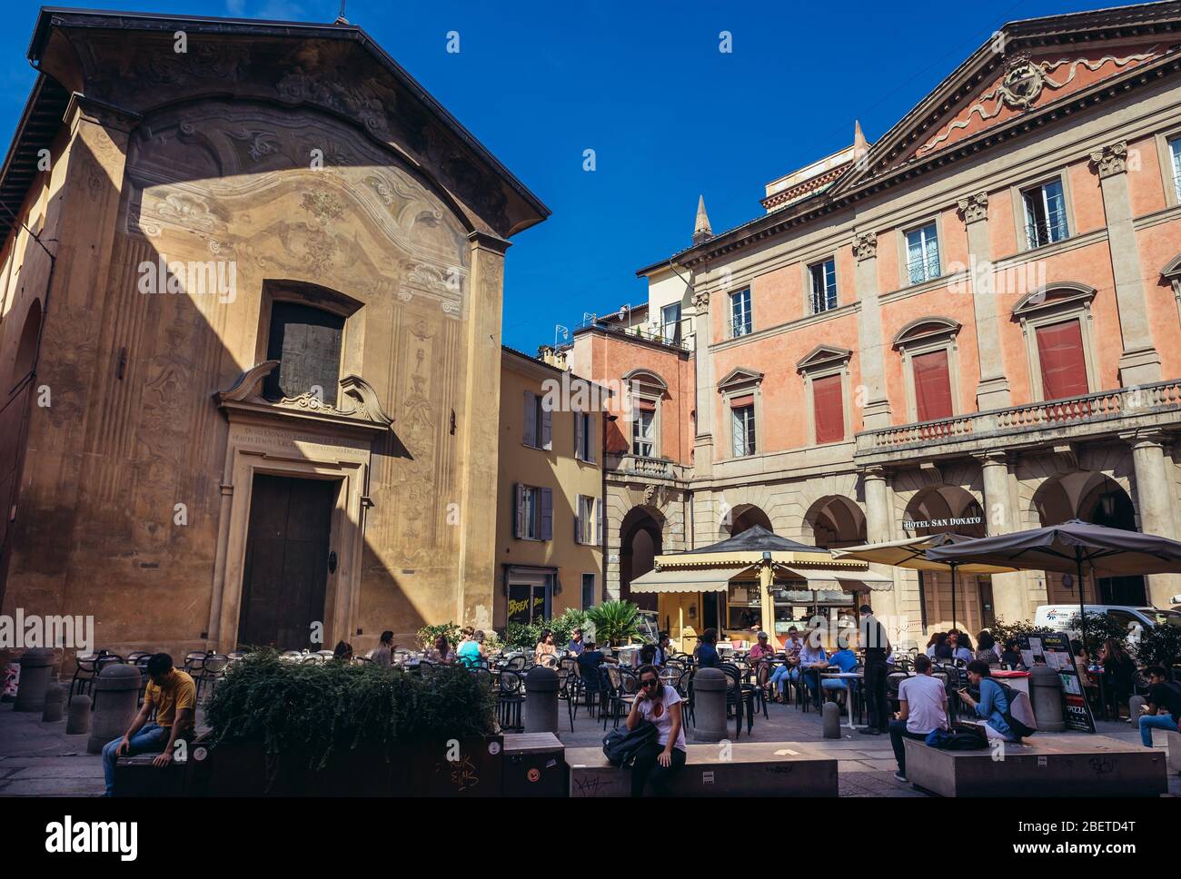 Chiesa di San Donato e Palazzo Manzoli Malvasia sulla Piazzetta Achille Ardigo di Bologna, capitale e più grande della regione Emilia Romagna in NOR Foto Stock