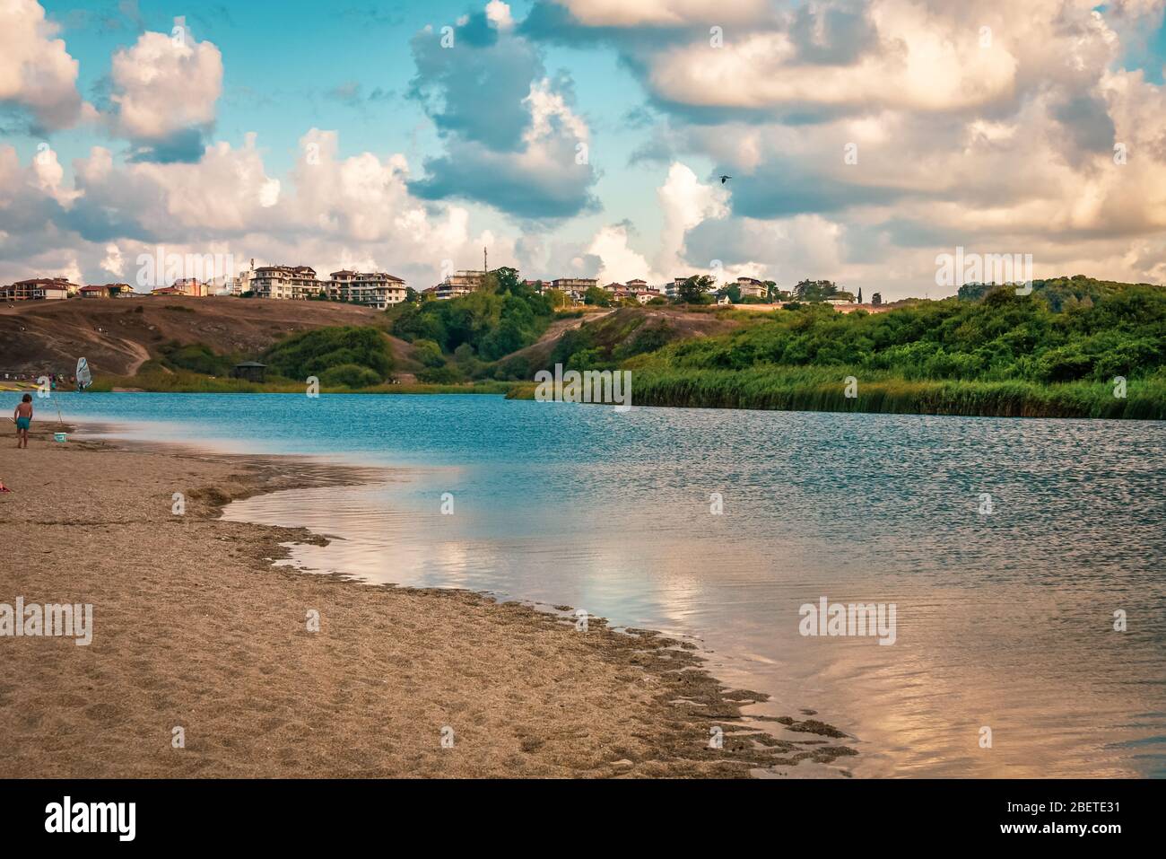 Vista a basso angolo sulle acque tranquille del fiume Veleka (Sinemorets, Mar Nero, Bulgaria) e le sue spiagge sabbiose, eccellente per le attività ricreative estive Foto Stock