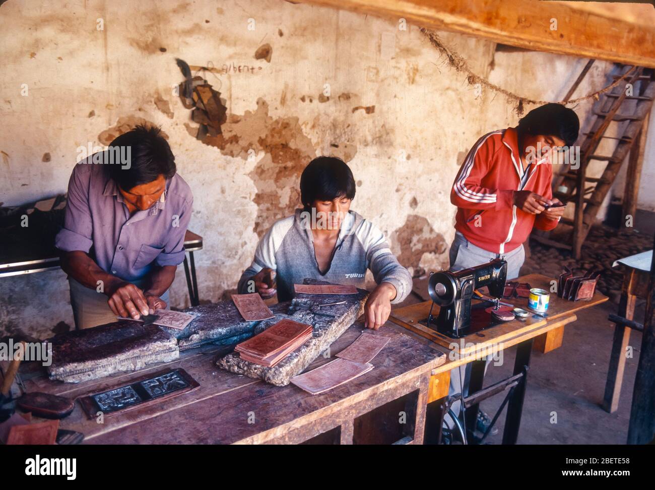 HUANCAYO, PERÙ - i membri della famiglia lavorano a casa laboratorio di pelle fare portafogli. Foto Stock