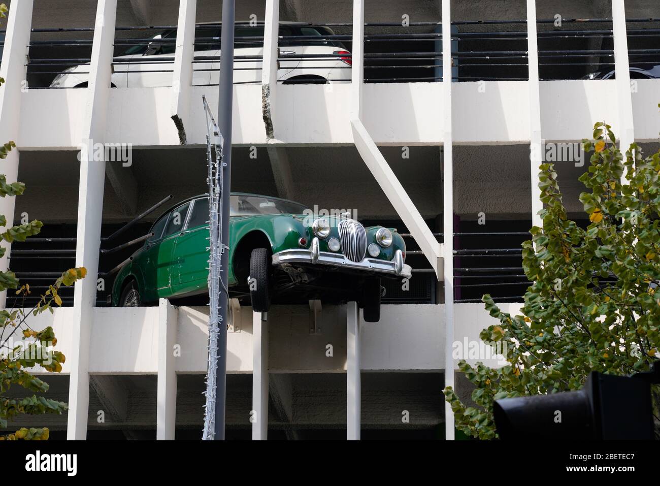 Bordeaux , Aquitaine / Francia - 10 02 2019 : Victor hugo parcheggio a Bordeaux con Jaguar auto in scena passando attraverso il muro Foto Stock