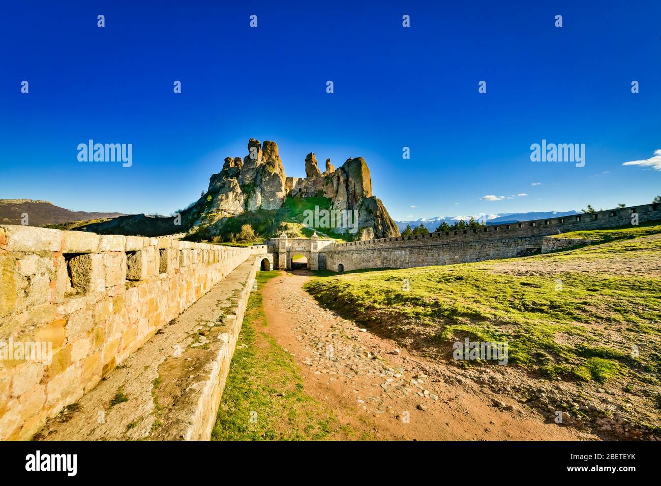 Ampia vista della Fortezza Epic di Belogradchik, nei Monti dei Balcani, nella Bulgaria nord-occidentale; le roccaforti meglio conservate in Bulgaria Foto Stock