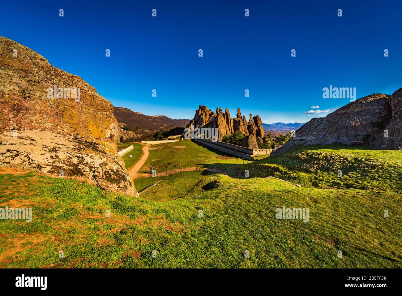 Ampia vista della Fortezza Epic di Belogradchik, nei Monti dei Balcani, nella Bulgaria nord-occidentale; le roccaforti meglio conservate in Bulgaria Foto Stock