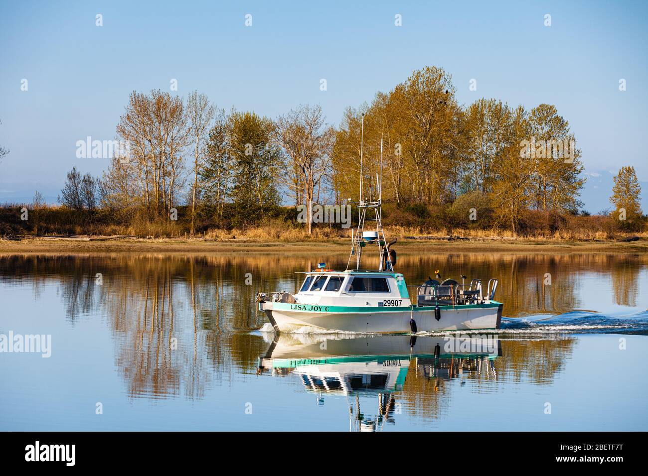 Peschereccio di ritorno al porto di Steveston dalla Georgia dritto Foto Stock