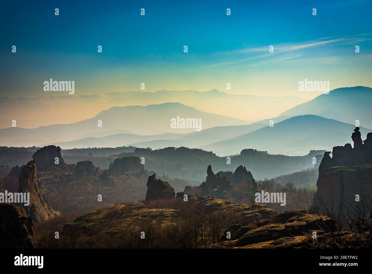 Vista incredibile delle bellissime rocce di arenaria la città storica di Belogradchik, Bulgaria nordoccidentale Foto Stock