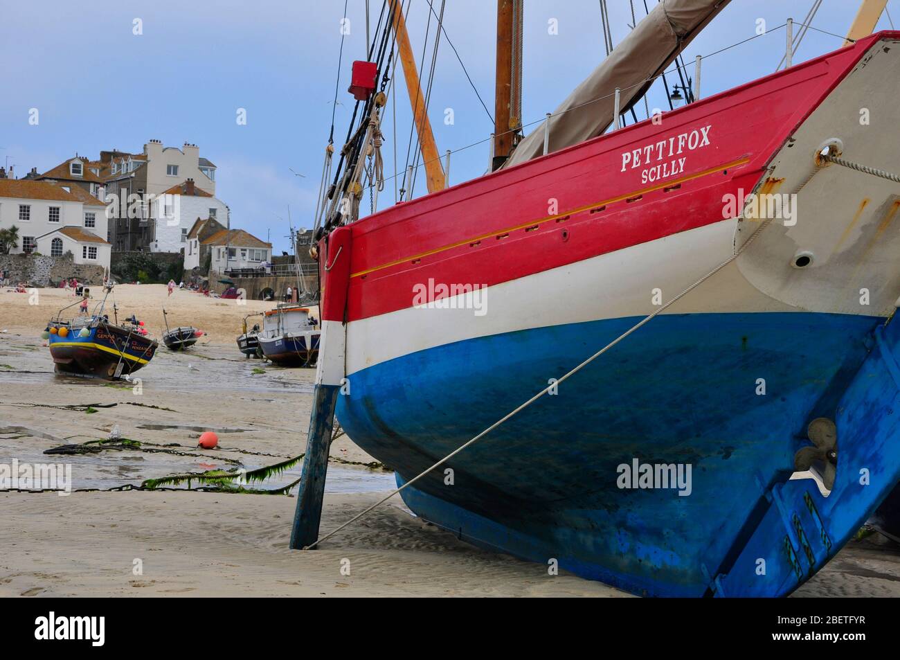 Pettifox, una replica bretone vela Crabber, ultimo barca a vela costruito sul Ises di Scilly.Beached quando la marea è fuori, nel porto di St Ives in Co Foto Stock