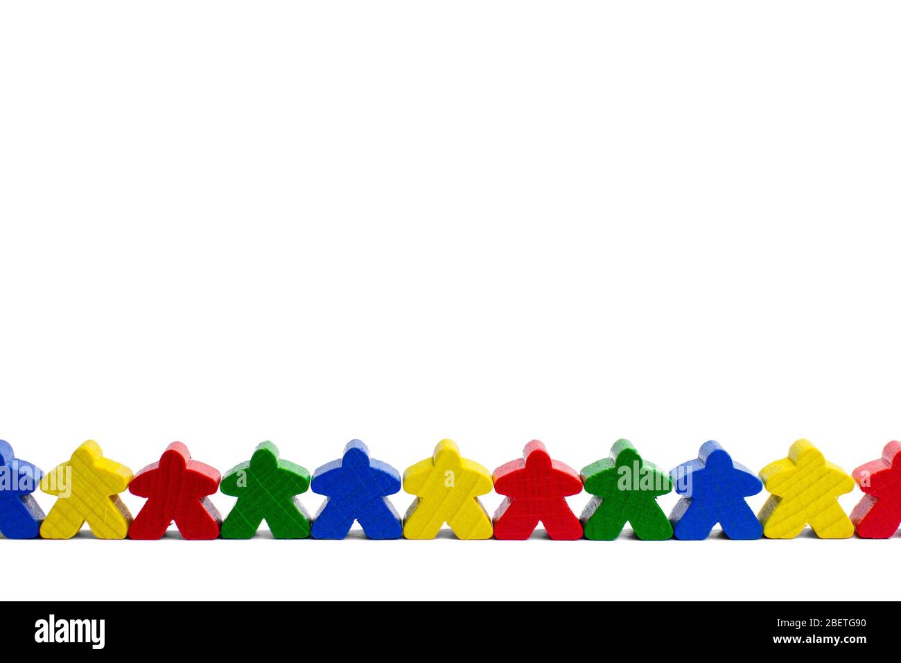 Persone in una linea isolata su sfondo bianco. Folla di gruppo. Forza nel collegare le persone. Componenti colorati per i giochi. Foto Stock