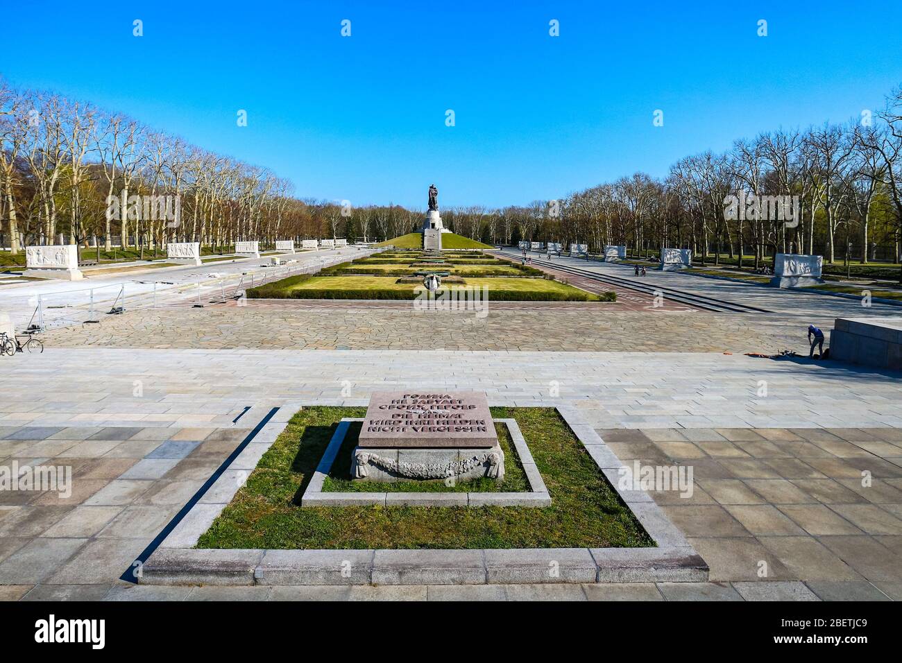 Monumento ai caduti sovietici dello scultore Yevgeny Vuchetich al Treptower Park/Plänterwald nel quartiere di Treptow a Berlino, Germania. Foto Stock