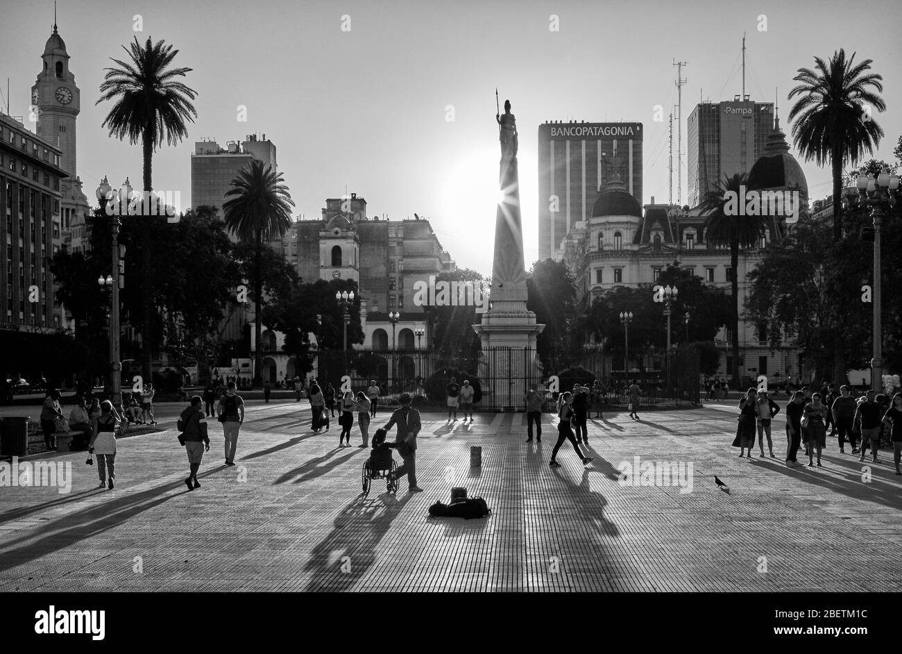 Ballerini di tango con sedia a rotelle, ballando a Plaza de Mayo (Piazza di maggio) al crepuscolo. Buenos Aires, Argentina Foto Stock