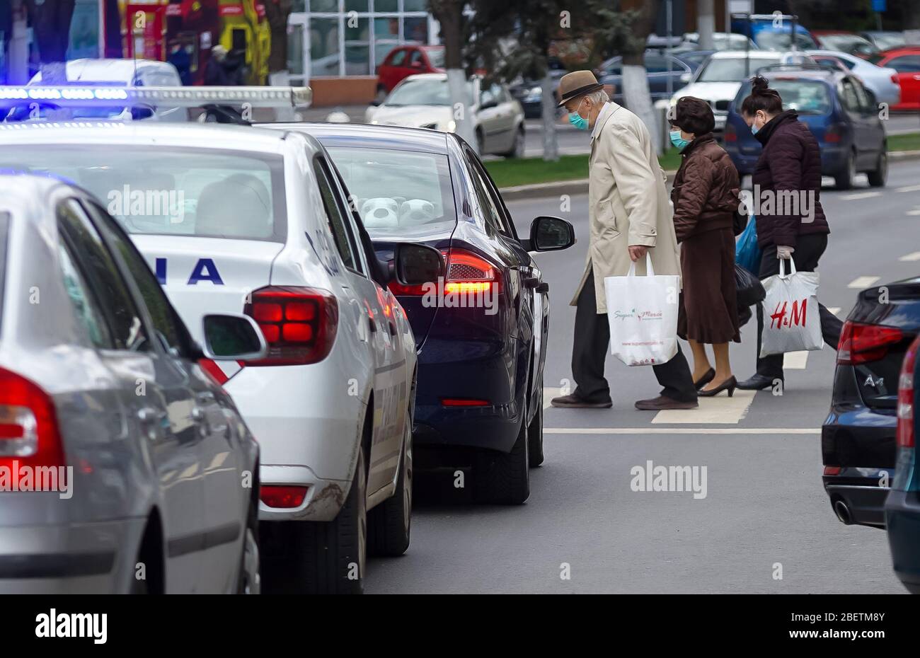 Bucarest, Romania - 14 aprile 2020: Gli anziani che indossano la maschera sono tornati dallo shopping. La Romania è in blocco a causa del coronavirus e gli anziani sono tutti Foto Stock