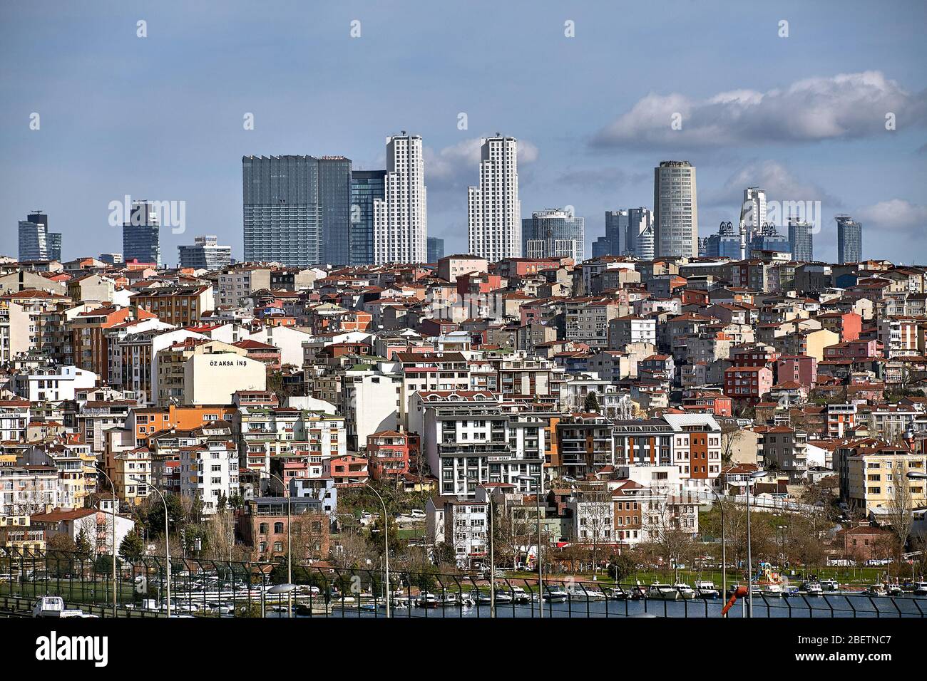 Istanbul, Turchia - 12 febbraio 2020: Una vista dei quartieri Halicioglu e Piri Pasha nel quartiere Beyoglu verso i grattacieli della zona di Sisli. Foto Stock
