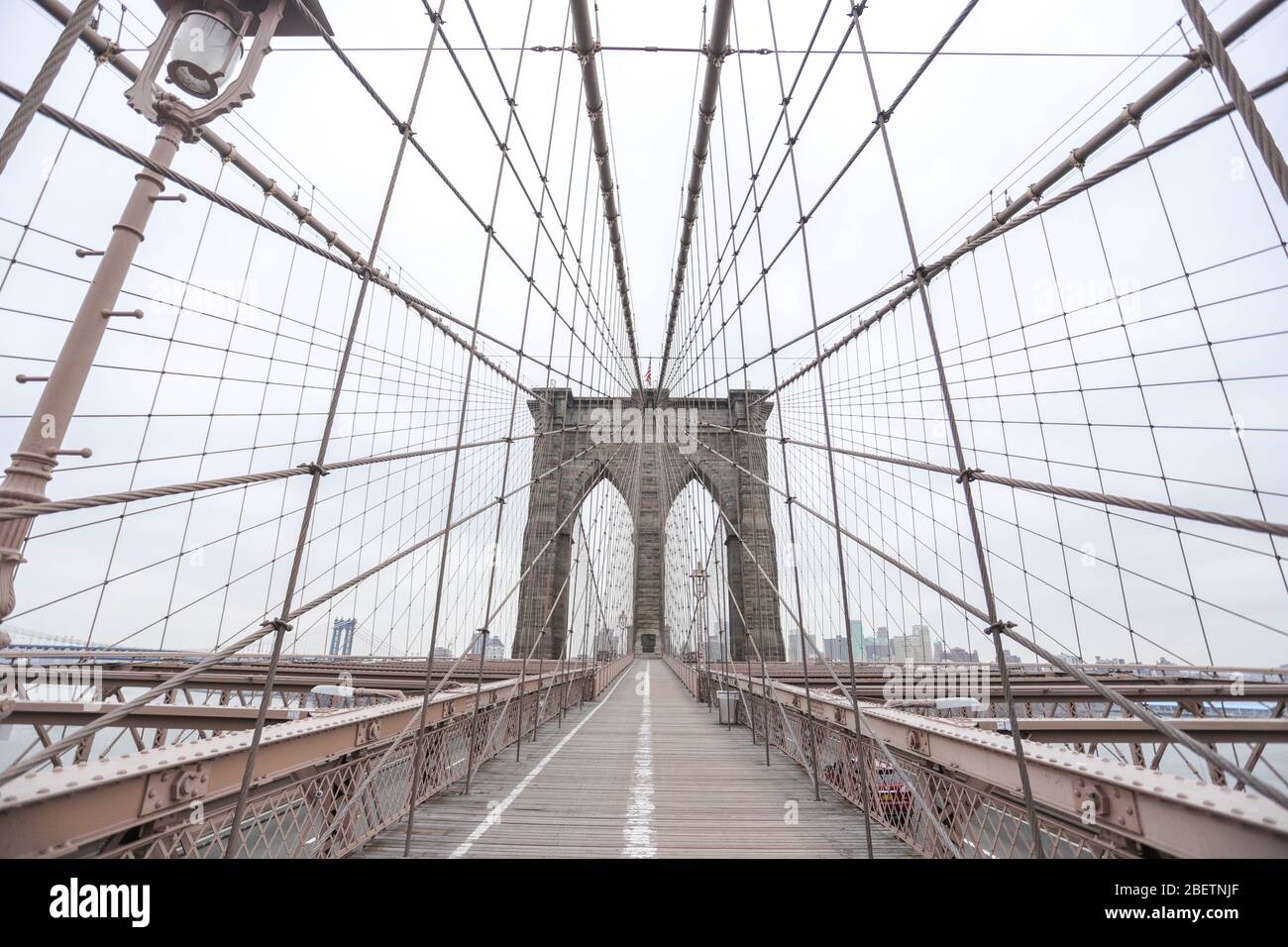 New York, Stati Uniti. 15 aprile 2020. Il ponte di Brooklyn è visto vuoto a New York City negli Stati Uniti. New York City è l'epicentro della pandemia di Coronavirus (COVID-19). Credit: Brazil Photo Press/Alamy Live News Foto Stock