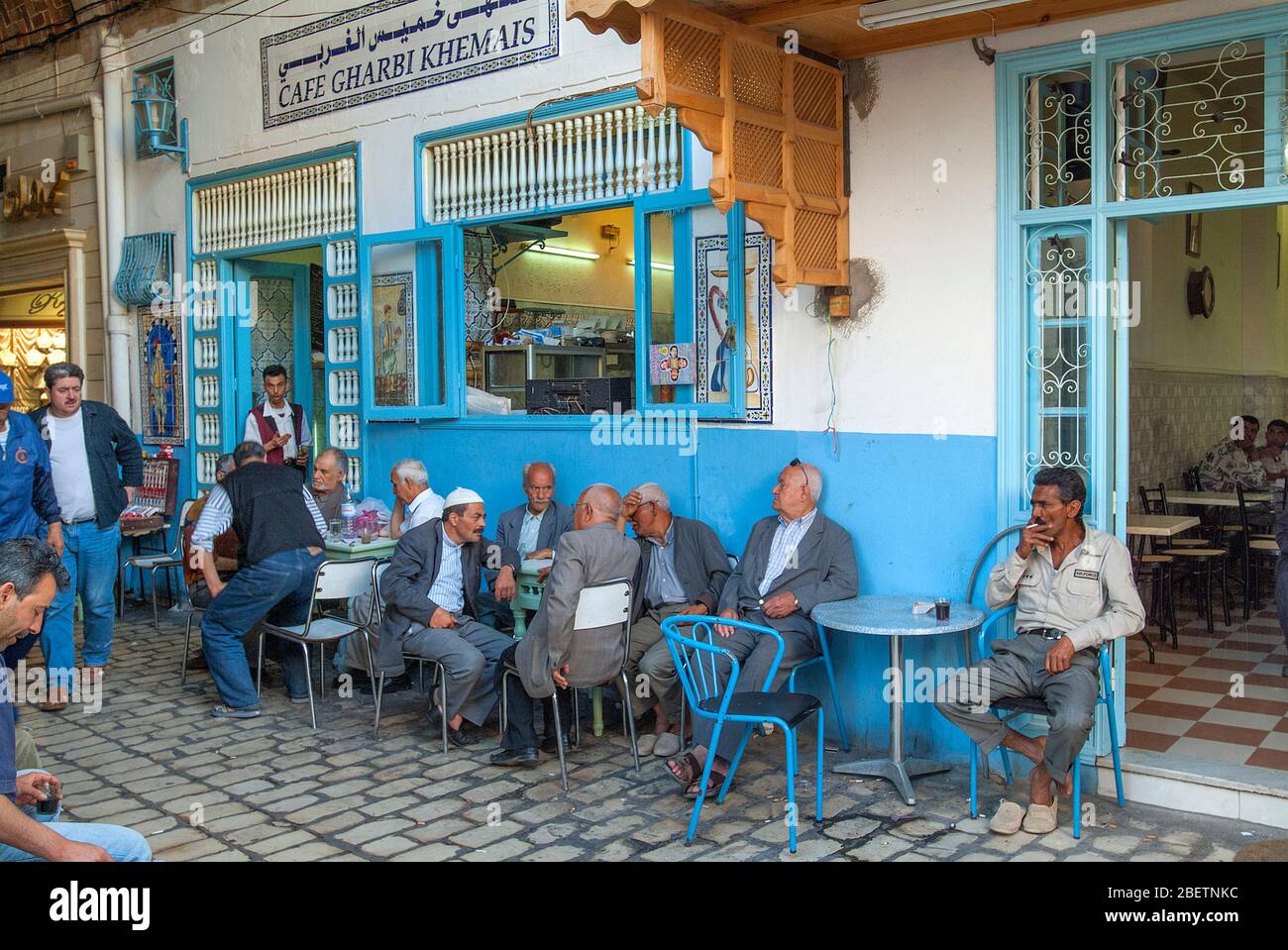 Gli uomini locali bevono tè e fumano al caffè di Souk, Medina, Sousse, Tunisia Foto Stock