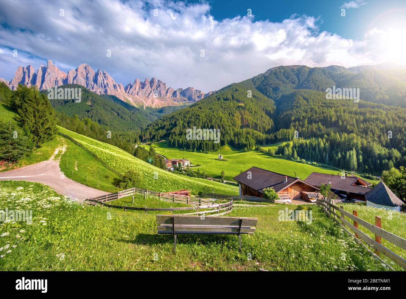 Tradizionale alpino St Johann chiesa in Val di Funes, Santa Maddalena in villaggio turistico, Dolomiti, Italia, Europa Foto Stock