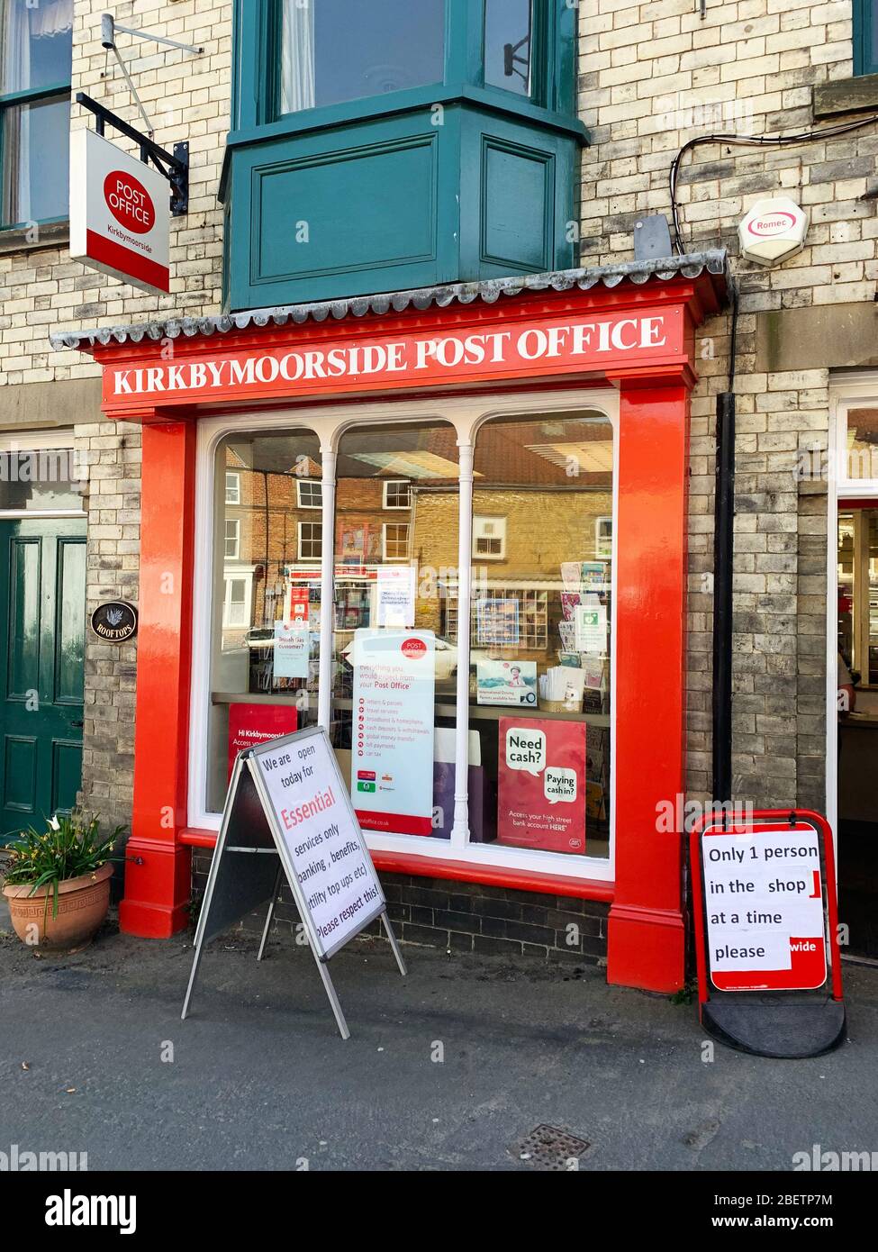 Kirkbymoorside Post Office, un servizio essenziale, è rimasto aperto per attività limitate durante il blocco del virus del coronin Gran Bretagna. Foto Stock