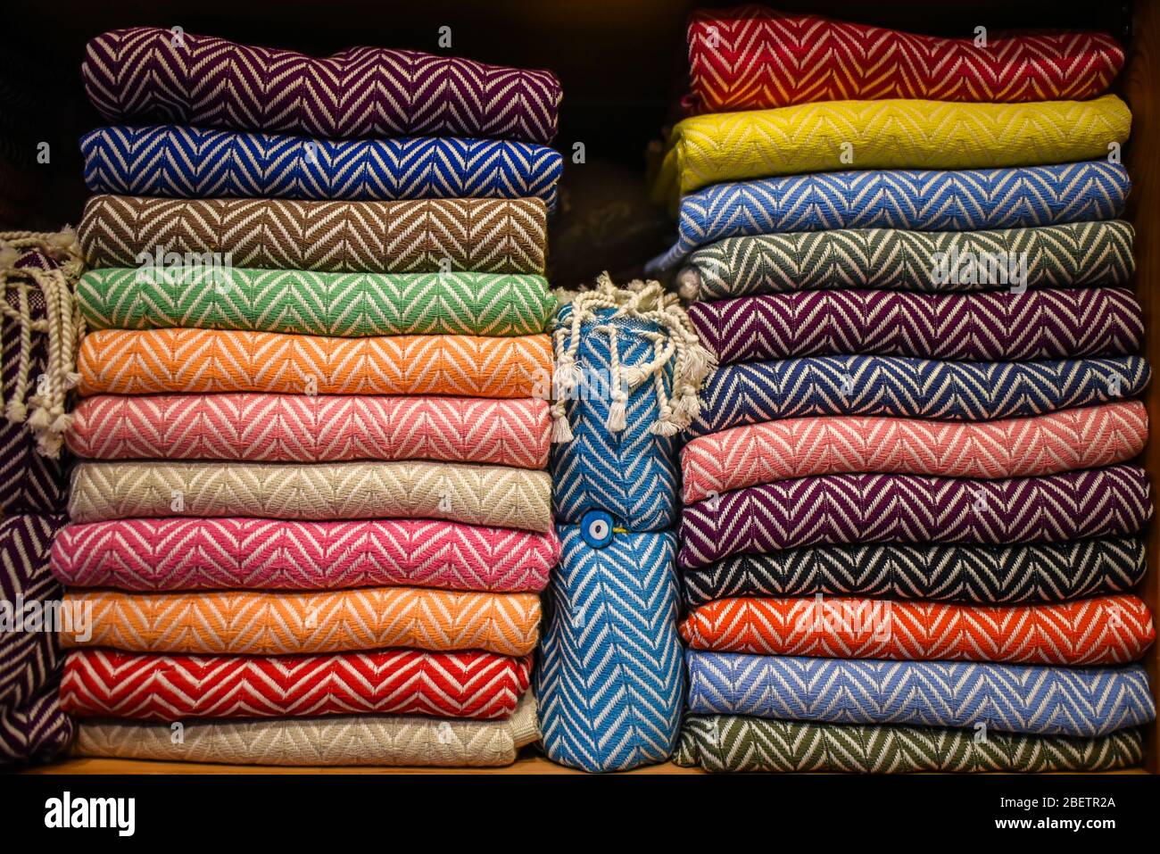 tessuto di abbigliamento multicolore impilato nel banner di biancheria da letto armadio. Foto Stock