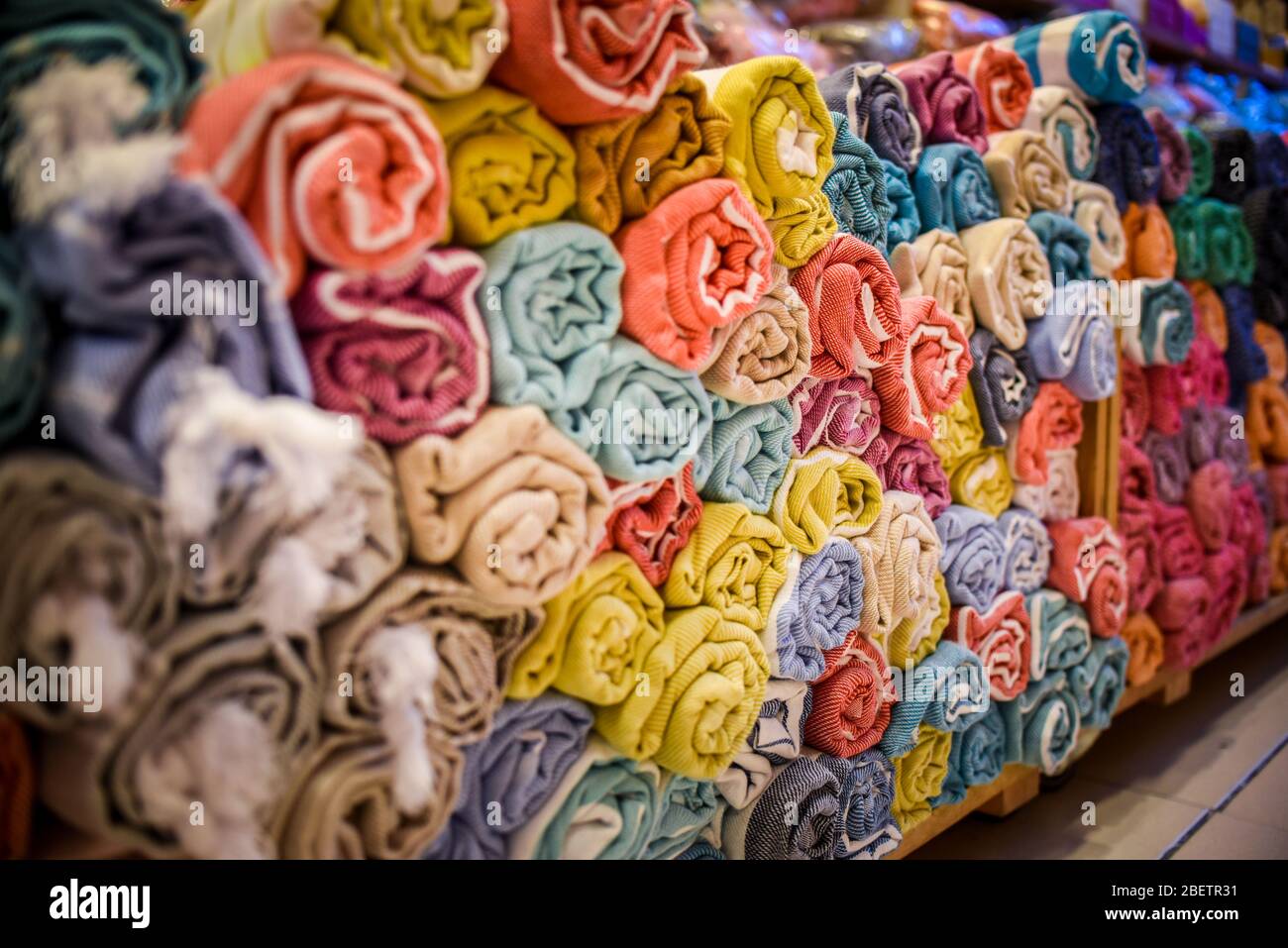 Rotoli piegati di biancheria da letto Galata Turco Bazaar tessuto Foto Stock