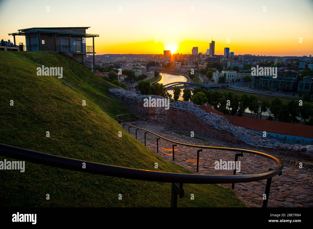 Vista panoramica del centro commerciale di Vilnius e del fiume Vilia dalla collina della torre del castello di Gediminas (Gedimino), Lituania Foto Stock