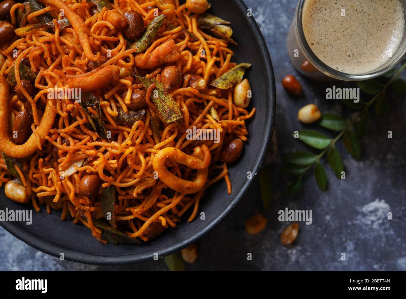 Miscela Kerala piccante fatta in casa / spuntino miscela con farina di ceci, vista dall'alto Foto Stock