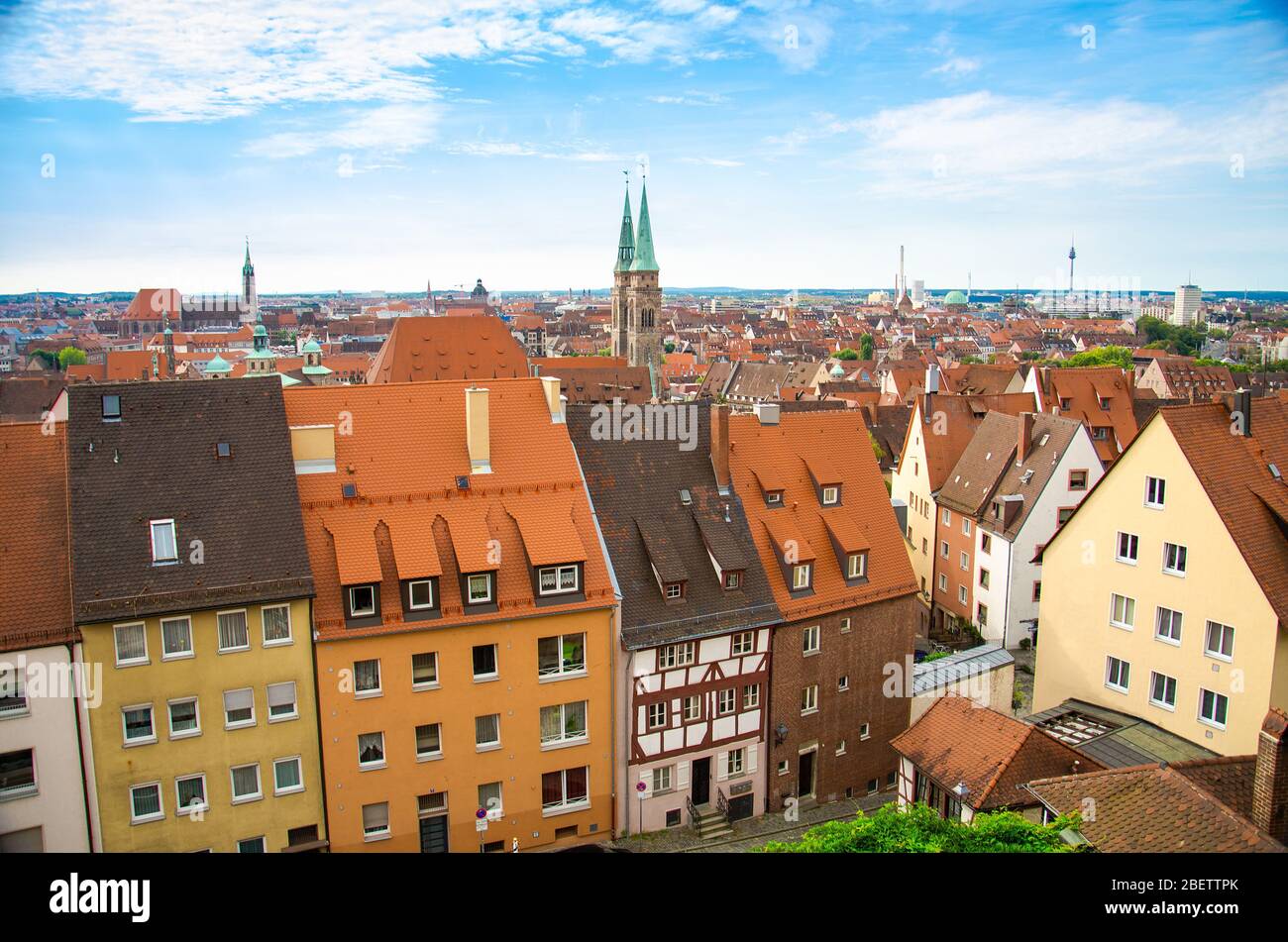 Vista panoramica con i tetti della storica città vecchia di Norimberga Nurnberg, regione di Mittelfranken, Baviera, Germania Foto Stock