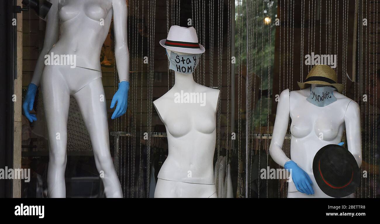 15 aprile 2020 - Winter Park, Florida, Stati Uniti - i Mannequins sono esposti in una vetrina del negozio che indossa maschere facciali e guanti protettivi il 15 aprile 2020 a Winter Park, Florida. Maschere facciali e guanti sono diventati articoli di abbigliamento comune come il coronavirus pandemic continua. (Paul Hennessy/Alamy) Foto Stock