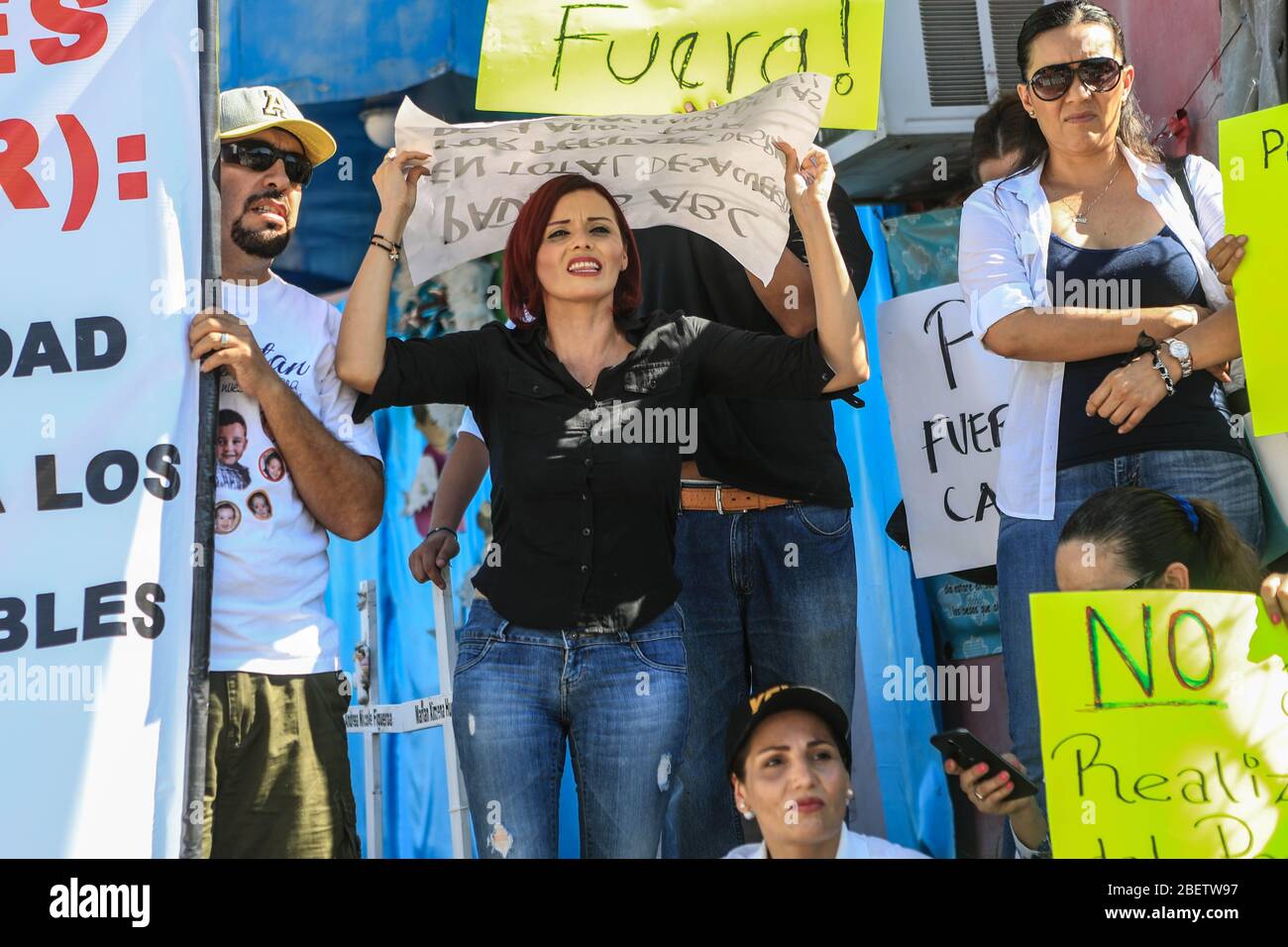 Lilian Cristina Garcia, Madre de infante fallecido. *Padres de familia de niños fallecidos en el incendio de la guardería ABC, donde fallecieron 49 infantes, se manifestaron esta mañana en contra de un nuevo peritaje que se realiza en las instalaciones de la bodega y guardería ubicada en la colonia y Griega. En el lucar elementos de la PGR, Policia federale y policía locale cerraron las calle Mecánicos y Ferrocarrileros para impedir el paso a la que fuera la estancia infantil. Al llegar los padres rompieron las cintas de seguridad para poder estar en los alrededores del edificio pero no pudiero Foto Stock