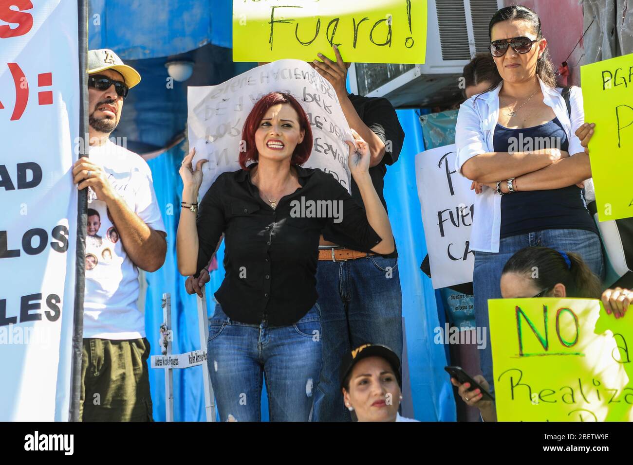 Lilian Cristina Garcia, Madre de infante fallecido. *Padres de familia de niños fallecidos en el incendio de la guardería ABC, donde fallecieron 49 infantes, se manifestaron esta mañana en contra de un nuevo peritaje que se realiza en las instalaciones de la bodega y guardería ubicada en la colonia y Griega. En el lucar elementos de la PGR, Policia federale y policía locale cerraron las calle Mecánicos y Ferrocarrileros para impedir el paso a la que fuera la estancia infantil. Al llegar los padres rompieron las cintas de seguridad para poder estar en los alrededores del edificio pero no pudiero Foto Stock