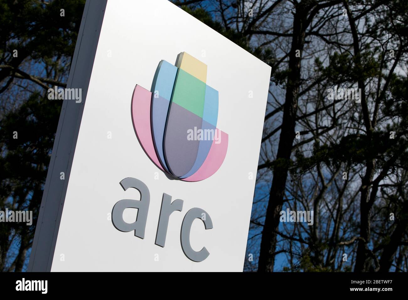 Un logo al di fuori di una struttura occupata da Arc International a Millville, New Jersey il 11 aprile 2020. Foto Stock