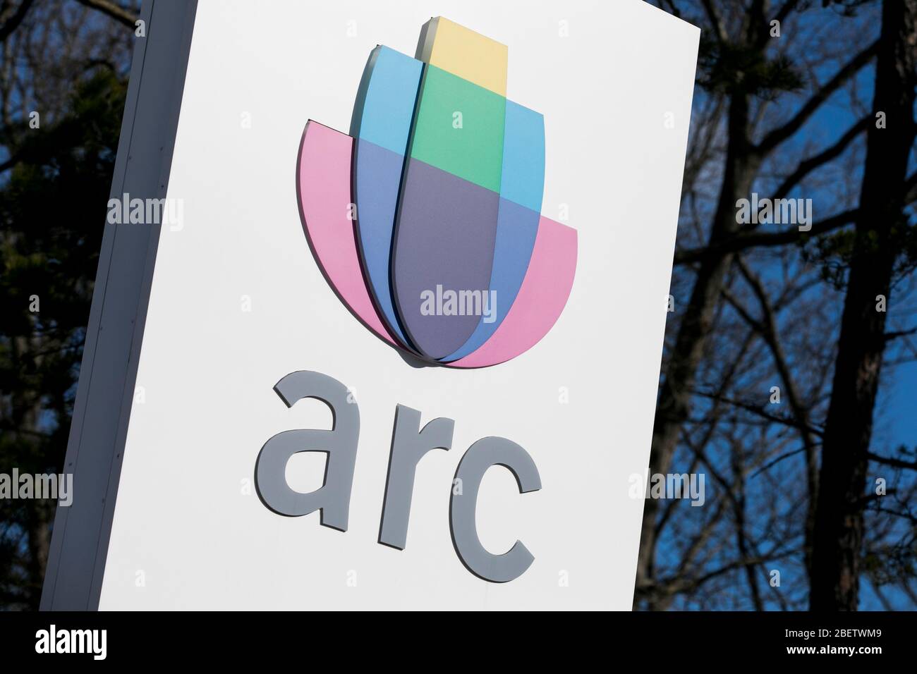 Un logo al di fuori di una struttura occupata da Arc International a Millville, New Jersey il 11 aprile 2020. Foto Stock