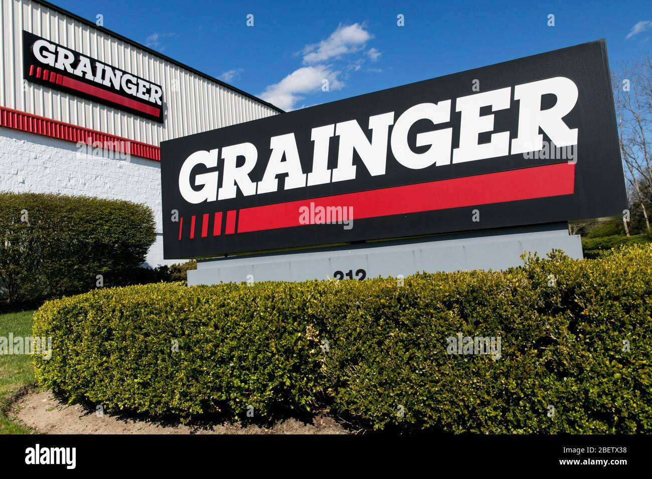 Un logo al di fuori di una struttura occupata da W. W. Grainger a Eatontown, New Jersey, il 11 aprile 2020. Foto Stock