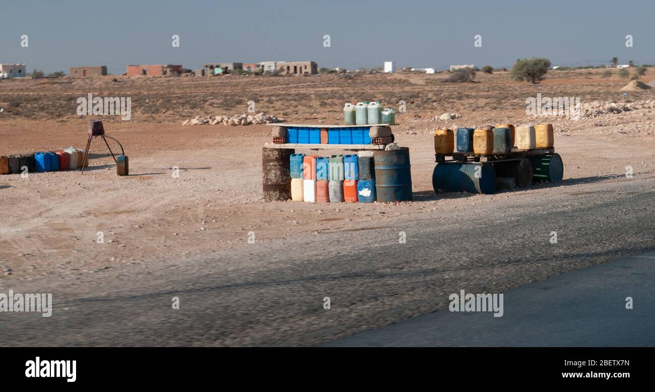 Stazione di servizio improvvisata con serbatoi di carburante sulla strada per il deserto del Sahara in Tunisia Foto Stock