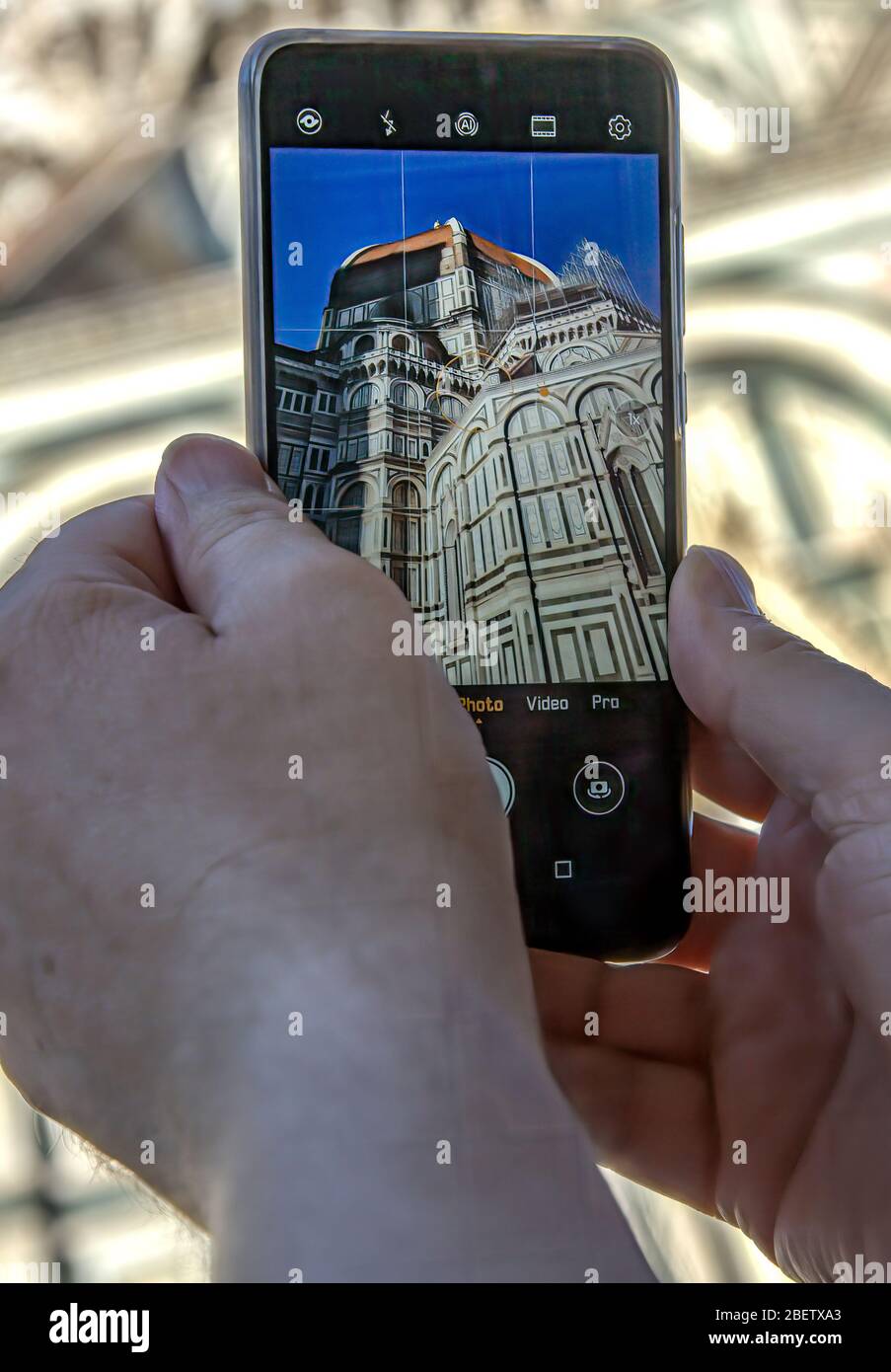 Una fotografia che sta prendendo un telefono cellulare della cupola della cattedrale, Firenze, Italia Foto Stock