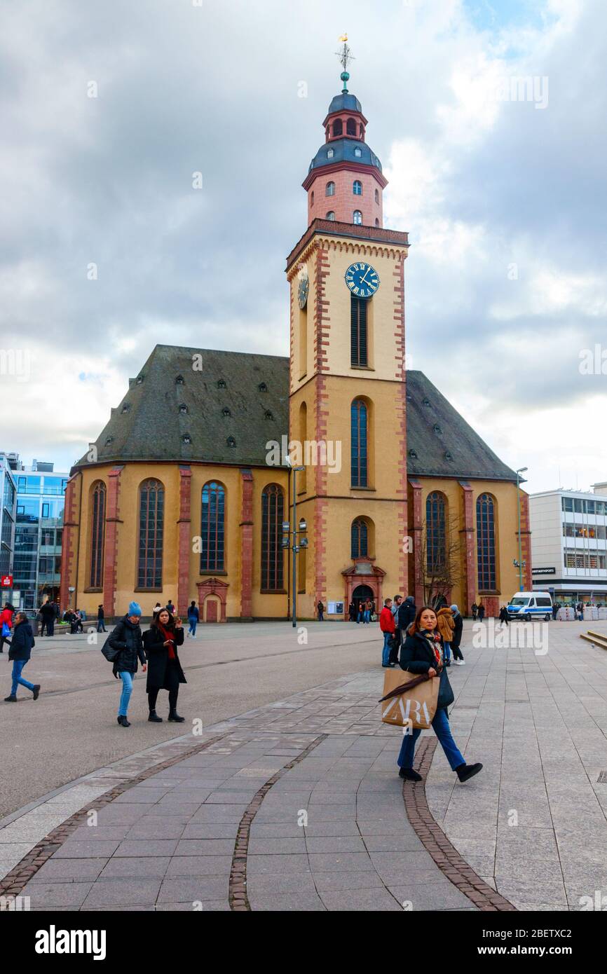 HAUPTWACHE, FRANCOFORTE sul meno, GERMANIA - 25 FEBBRAIO 2020: Vista del centro della città con il Chuch di Santa Caterina (Katharinenkirche) sotto una nuvolosa s. Foto Stock