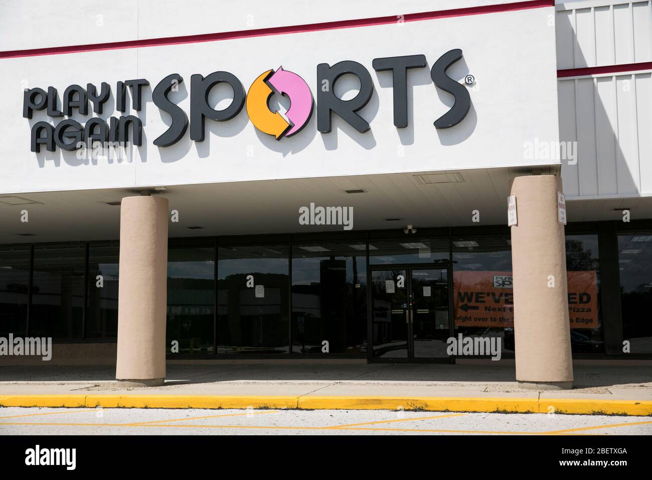 Un logo all'esterno di un punto vendita al dettaglio Play IT Again Sports a Deptford Township, New Jersey, il 11 aprile 2020. Foto Stock