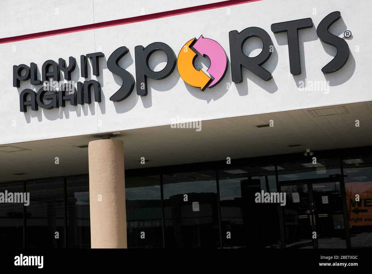 Un logo all'esterno di un punto vendita al dettaglio Play IT Again Sports a Deptford Township, New Jersey, il 11 aprile 2020. Foto Stock
