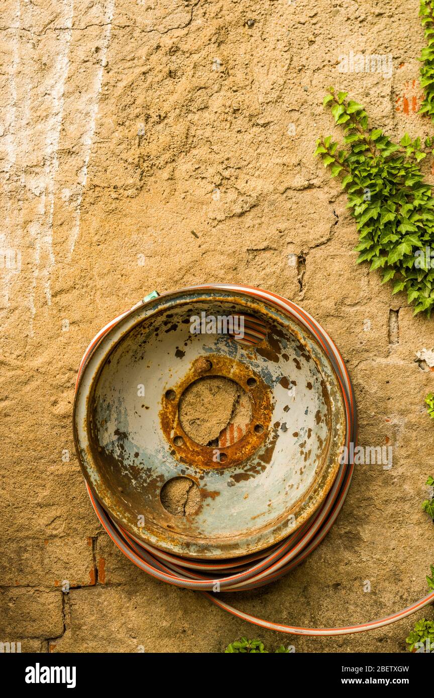 Vecchio cerchio in acciaio come bobina per tubi flessibili Foto Stock