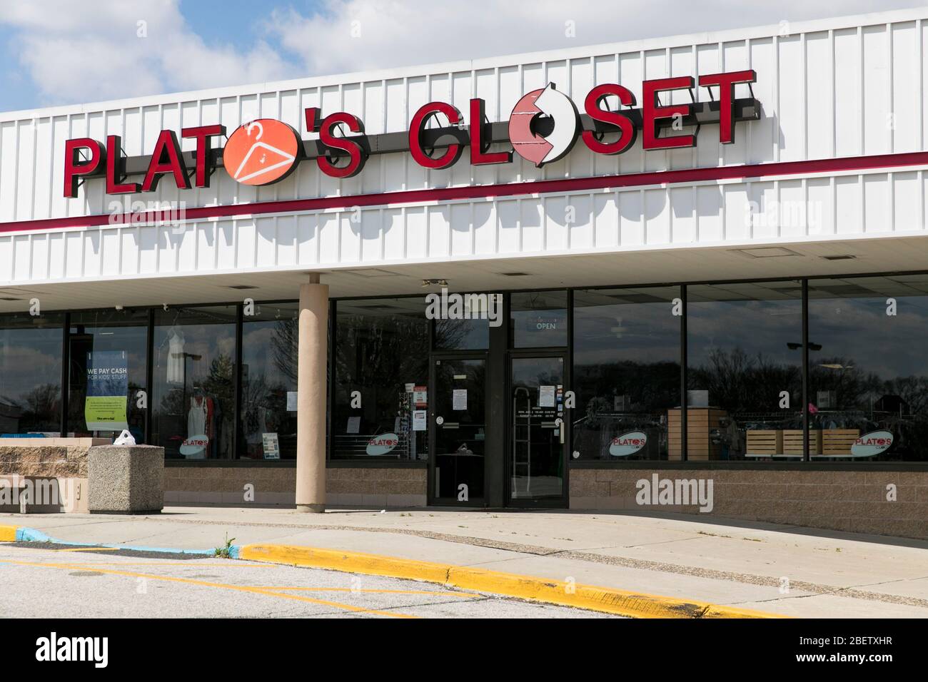 Un logo all'esterno di un negozio di articoli da magazzino di Plato a Deptford Township, New Jersey, il 11 aprile 2020. Foto Stock