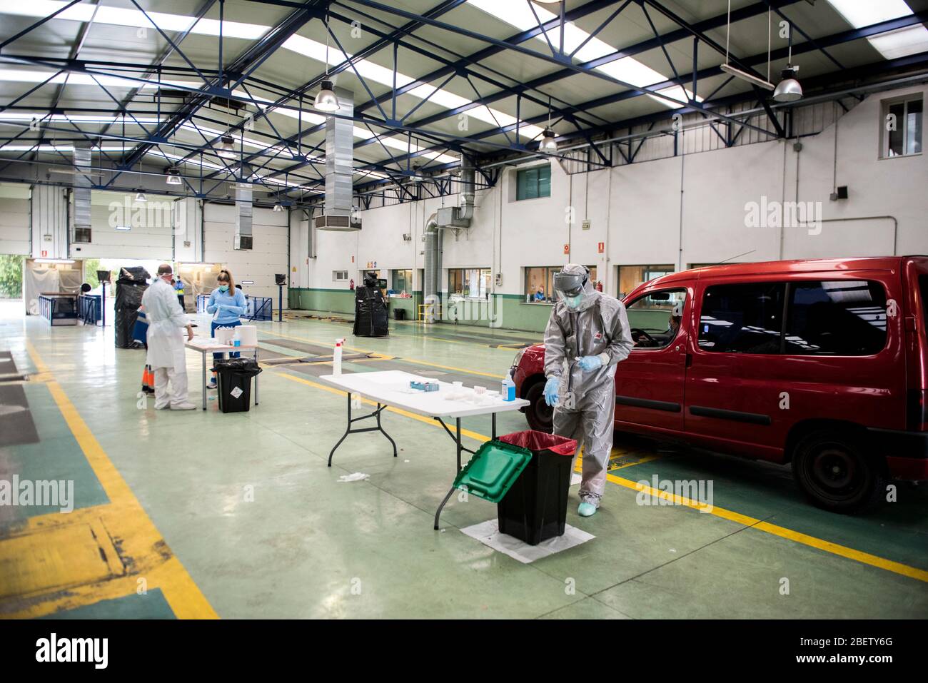 Gli operatori sanitari si preparano per un test PCR presso un centro di ispezione tecnica di veicoli ad Albolote. Durante la crisi del coronavirus, presso il centro di ispezione tecnica di veicoli ITV ad Albolote PCR tests (reazione a catena della polimerasi) Sono effettuati su lavoratori delle forze di sicurezza e del personale di case di cura per rilevare Covid 19. Foto Stock