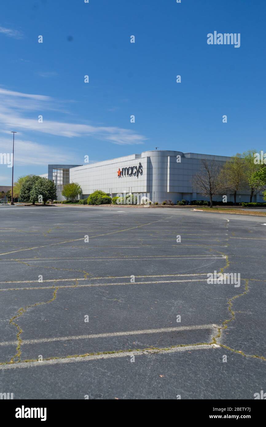 Kennesaw, GA / USA - 04/03/20: Grandi magazzini Macy's parcheggi vuoti - spenti e dipendenti furoughed al centro commerciale Cobb County Town Center - econo Foto Stock