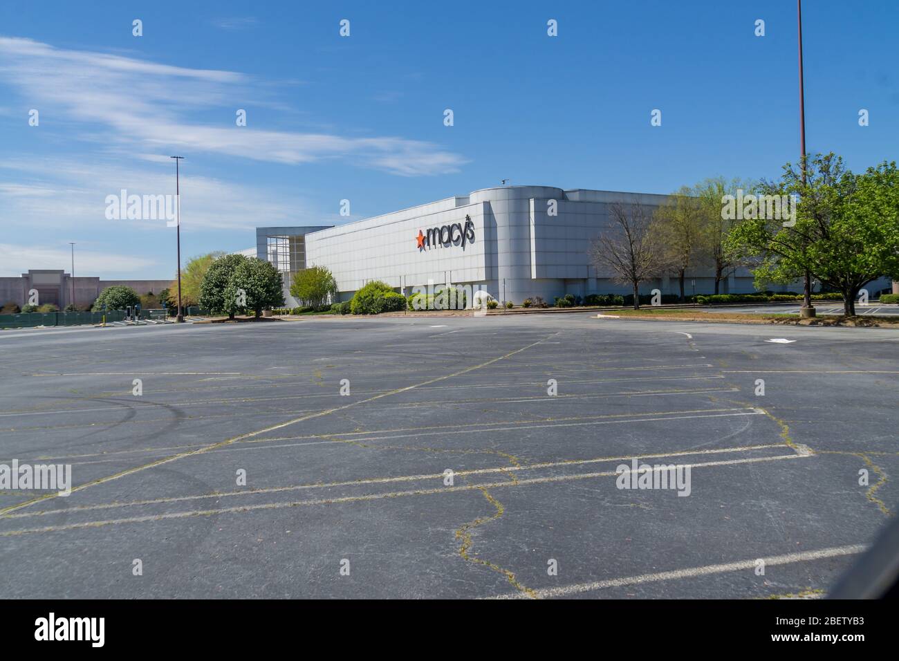 Kennesaw, GA / USA - 04/03/20: Grandi magazzini Macy's parcheggi vuoti - spenti e dipendenti furoughed al centro commerciale Cobb County Town Center - econo Foto Stock