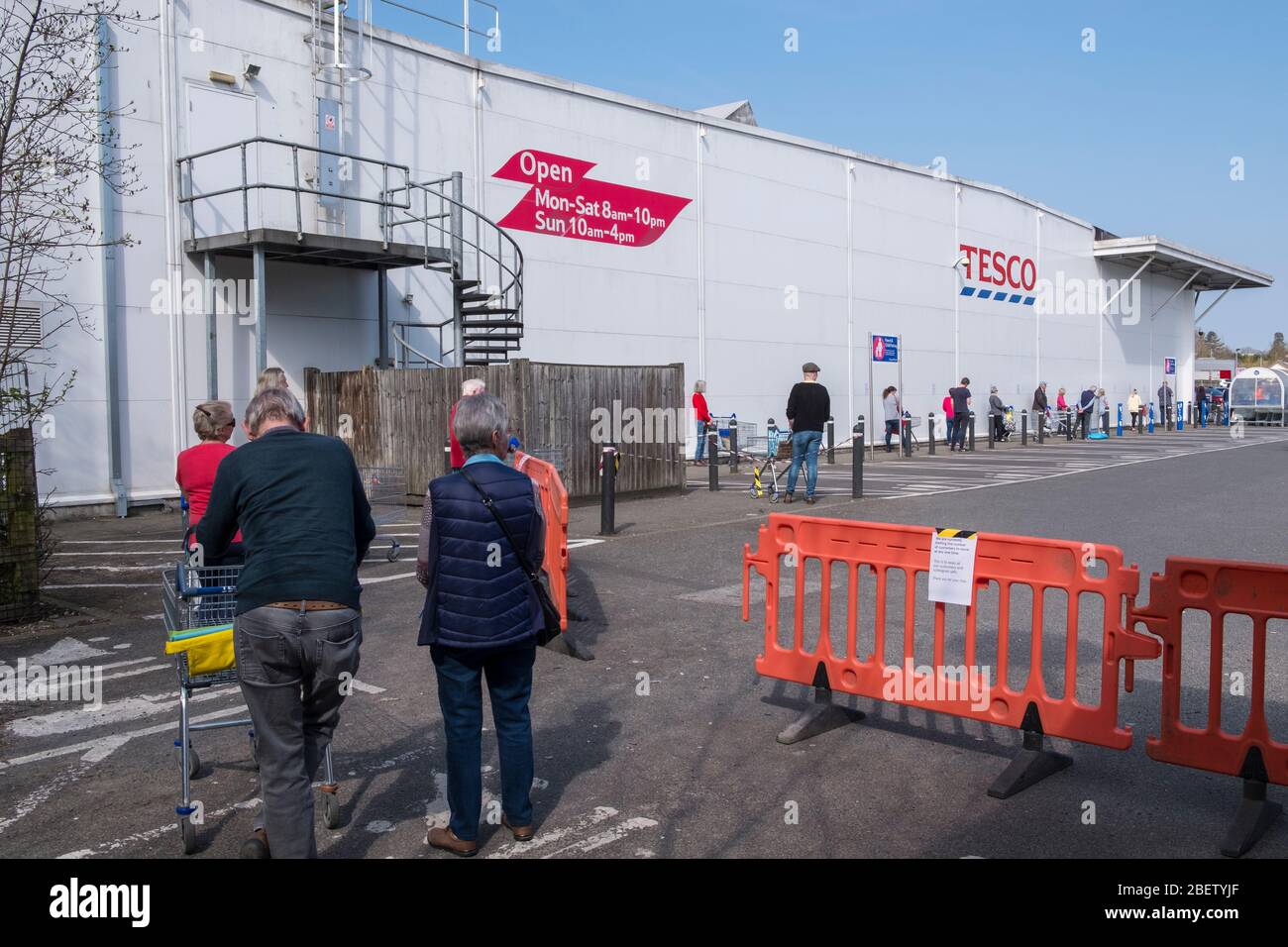 Gli acquirenti al supermercato Tesco, Diss, Norfolk, UK, si trovano a 2 metri di distanza a causa dell'epidemia di Coronavirus. Foto Stock