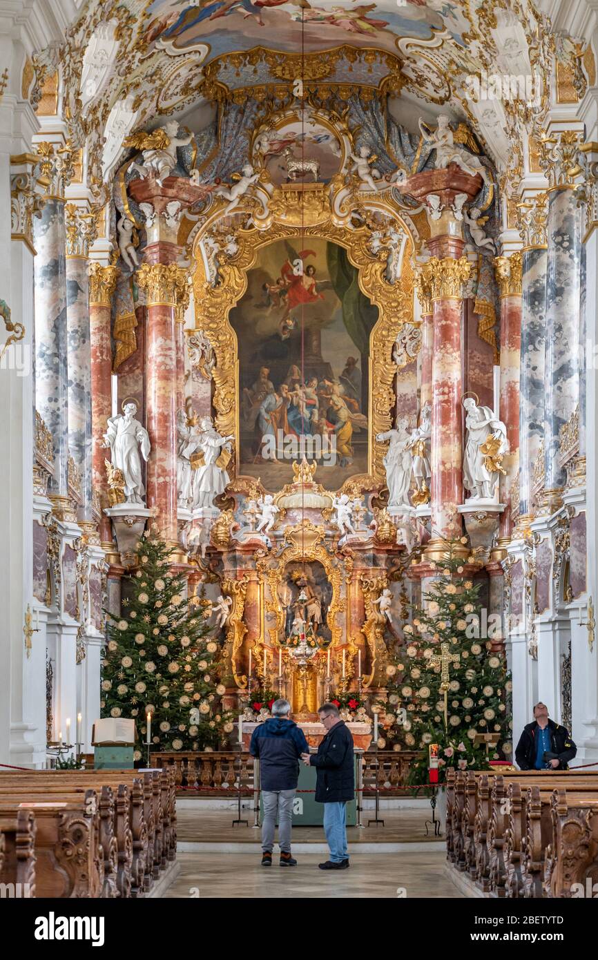 1 febbraio 2020 - Steingaden, Germania: I visitatori possono ammirare l'altare maggiore all'interno della chiesa di Wies Wieskirche Foto Stock