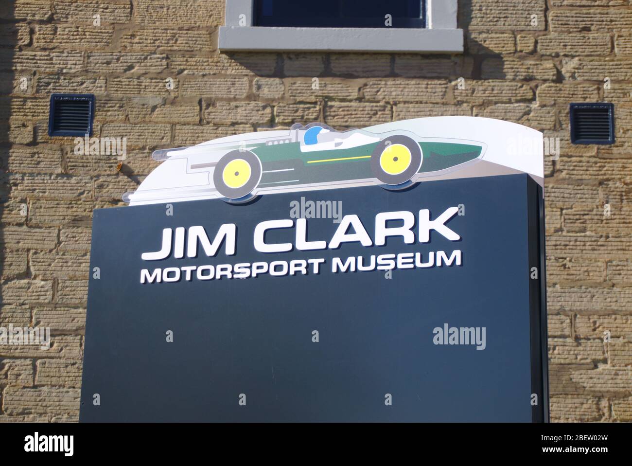 Firma fuori dal Jim Clark Museum, in onore del campione di corse automobilistiche del mondo di F1 del 1963 e 1965, a Duns, Berwickshire, Scottish Borders, Regno Unito Foto Stock