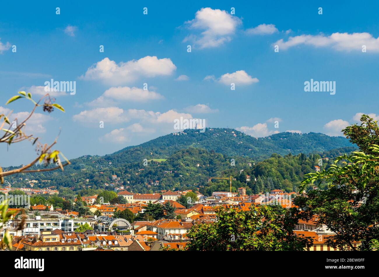 Veduta aerea quartiere di Torino Borgo po e Basilica di Superga Chiesa cattolica in collina da Santa Maria del Monte dei Cappuccini piattaforma, blu s. Foto Stock