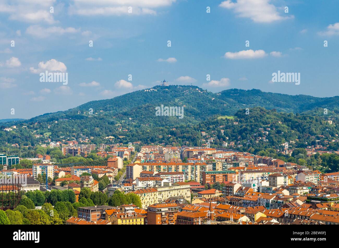 Veduta aerea dalla piattaforma della torre di Mole Antonelliana di Torino quartiere del quartiere di Torino Borgo po e la chiesa cattolica della Basilica di Superga sulla collina, blu Foto Stock