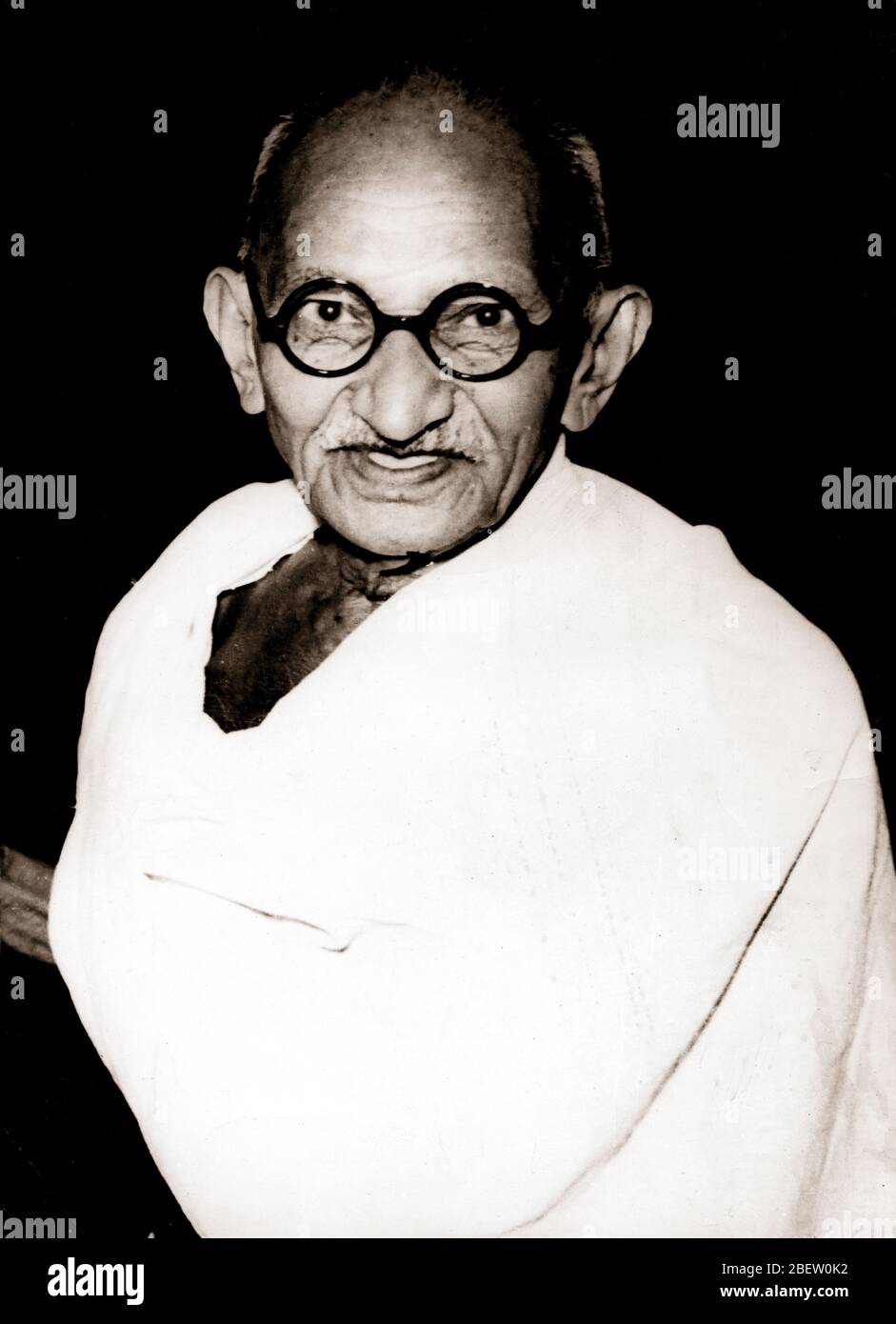 Mahatma Gandhi. Mohandas Karamchand Gandhi, 2 ottobre 1869 – 30 gennaio 1948 – è stato un avvocato indiano, nazionalista anti-coloniale ed eticista politico, che ha impiegato una resistenza nonviolenta per guidare la campagna di successo per l'indipendenza dell'India dalla British Rule. Foto Stock